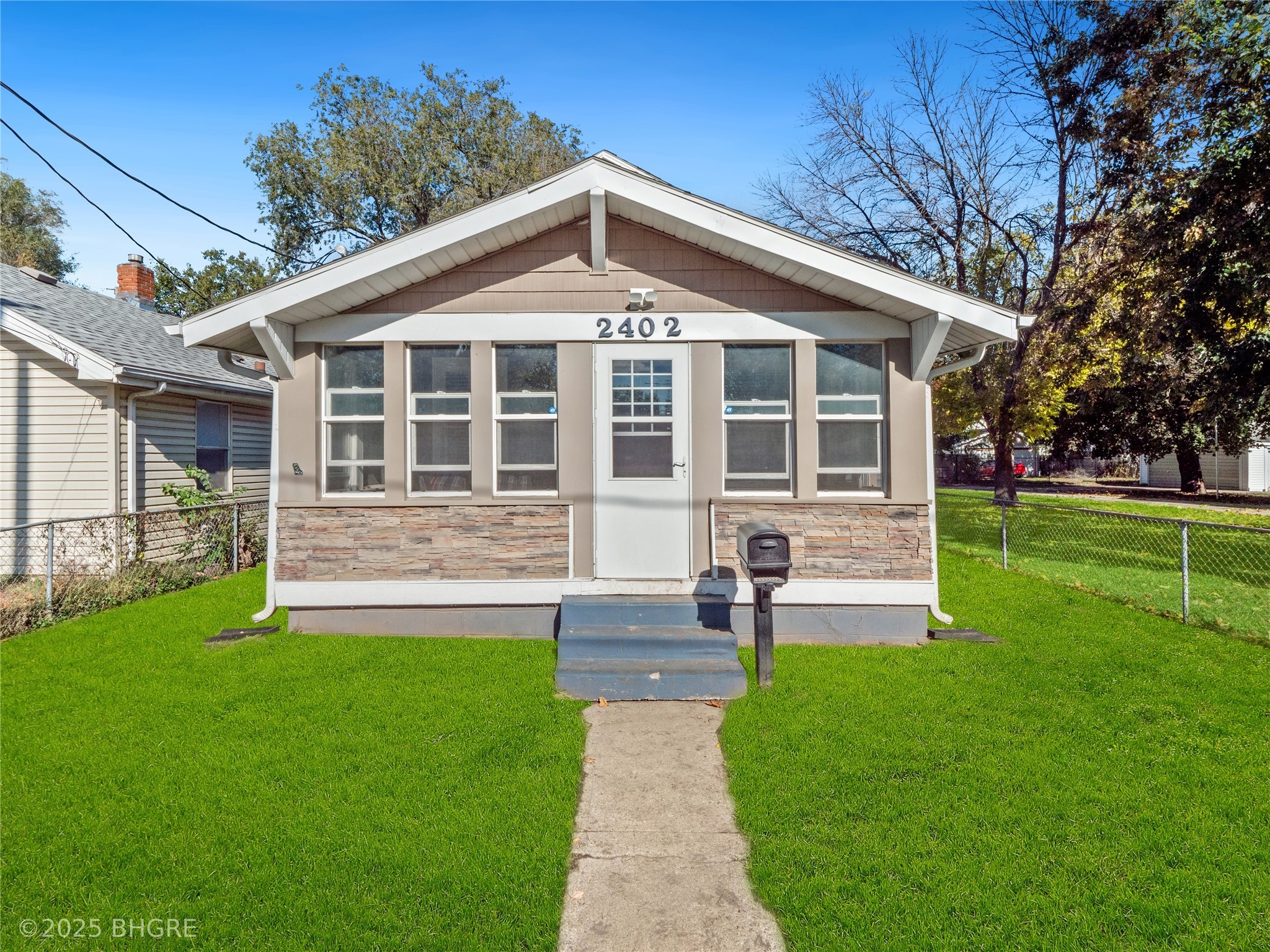 2402 Des Moines Street