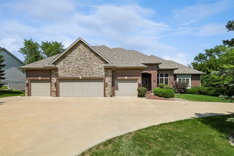 Homes For Sale - 1839 Glen Oaks Drive<br/> West Des Moines, IA 50266