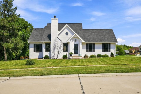 Homes For Sale - 4811 Lockner Drive<br/> Urbandale, IA 50322