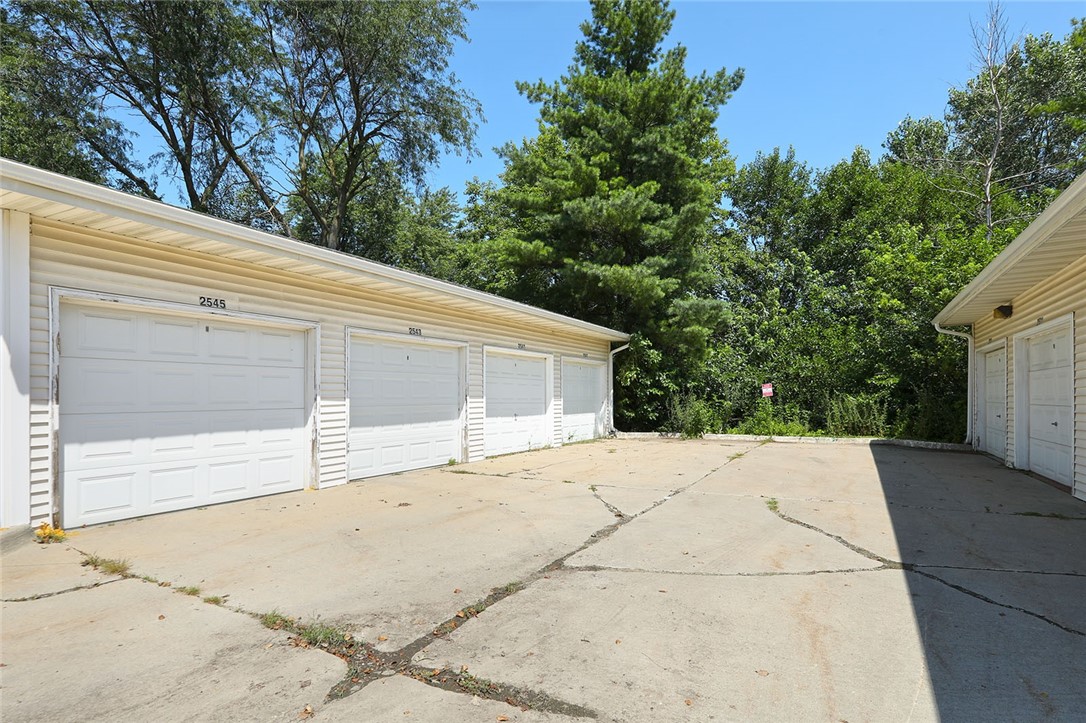 2541 Patricia Drive, Urbandale, Iowa image 24