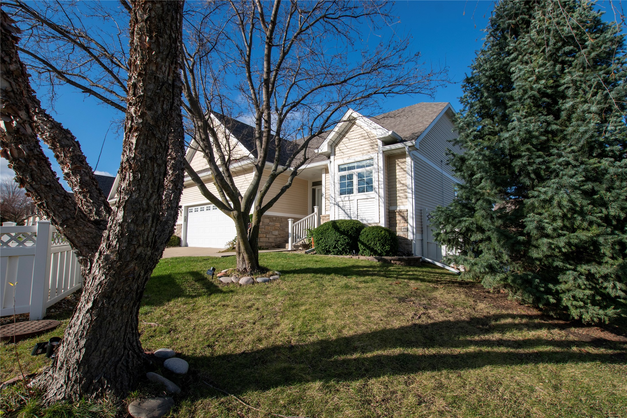 12211 Sunflower Drive, Urbandale, Iowa image 2