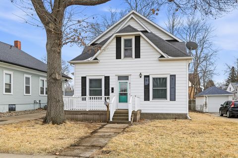 Homes For Sale - 911 Franklin Street<br/> Marion County, Pella, IA 50219