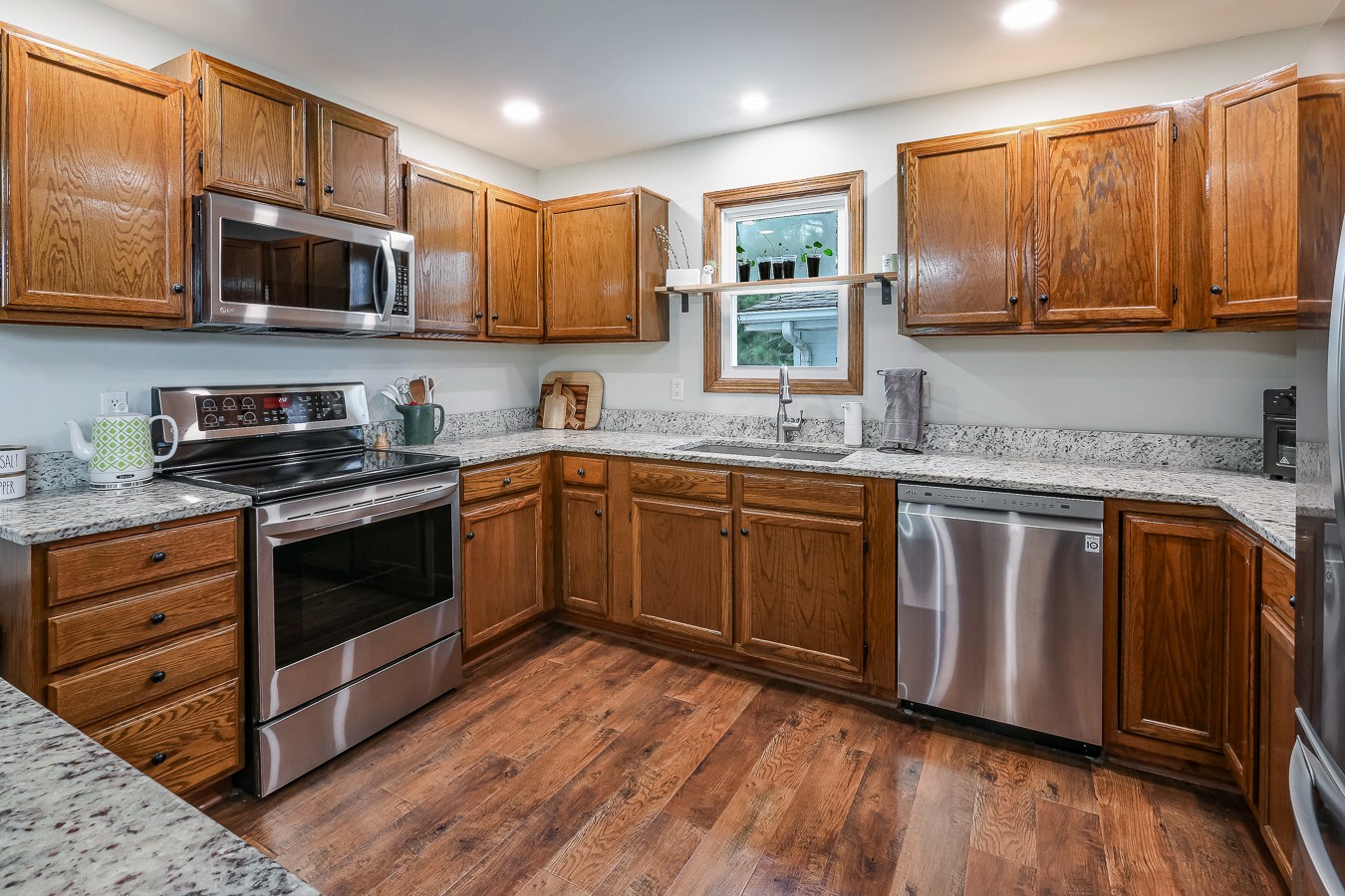 1806 Neil Drive, Pella, Iowa image 4