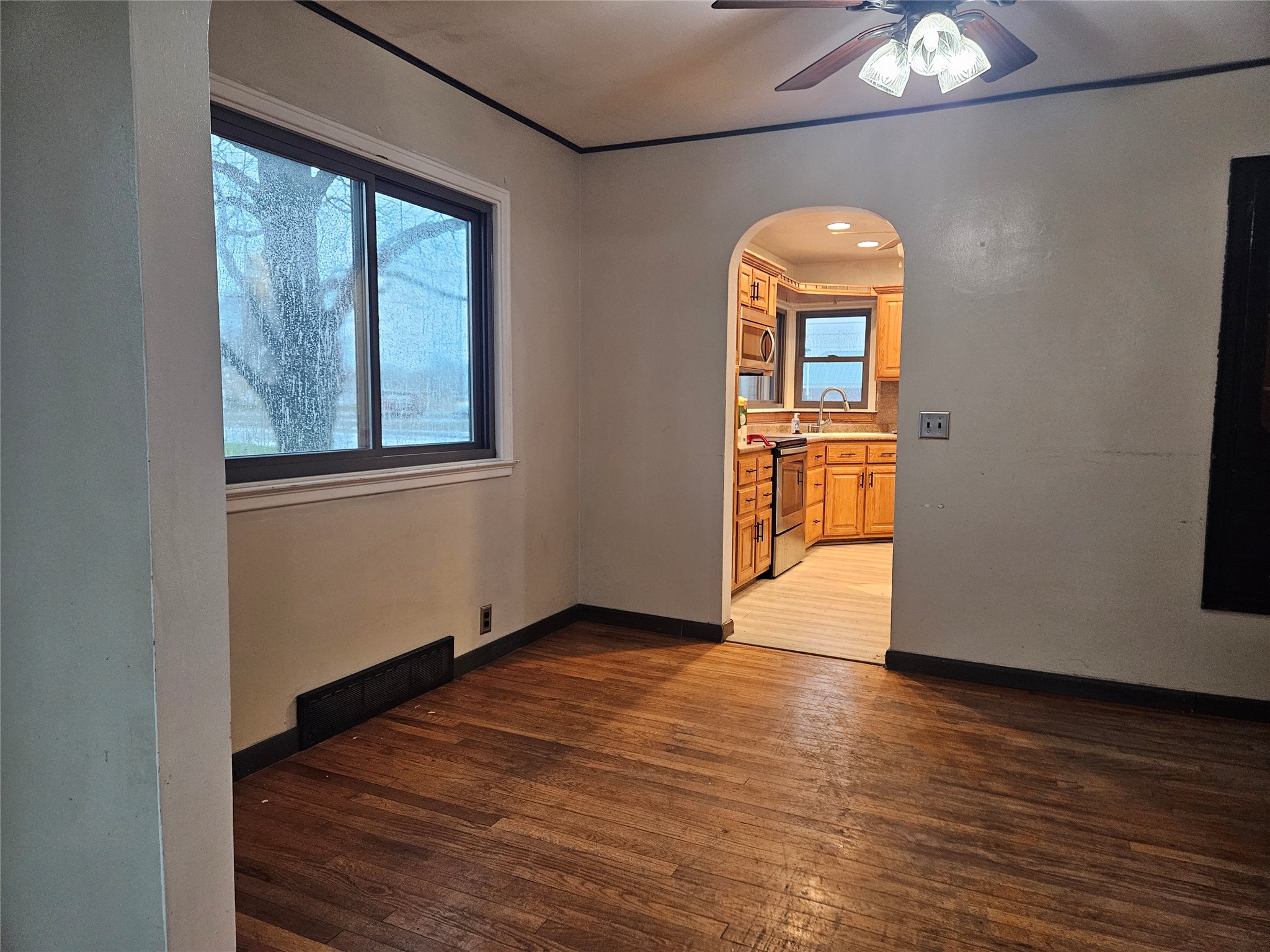 1202 W Desmont Drive