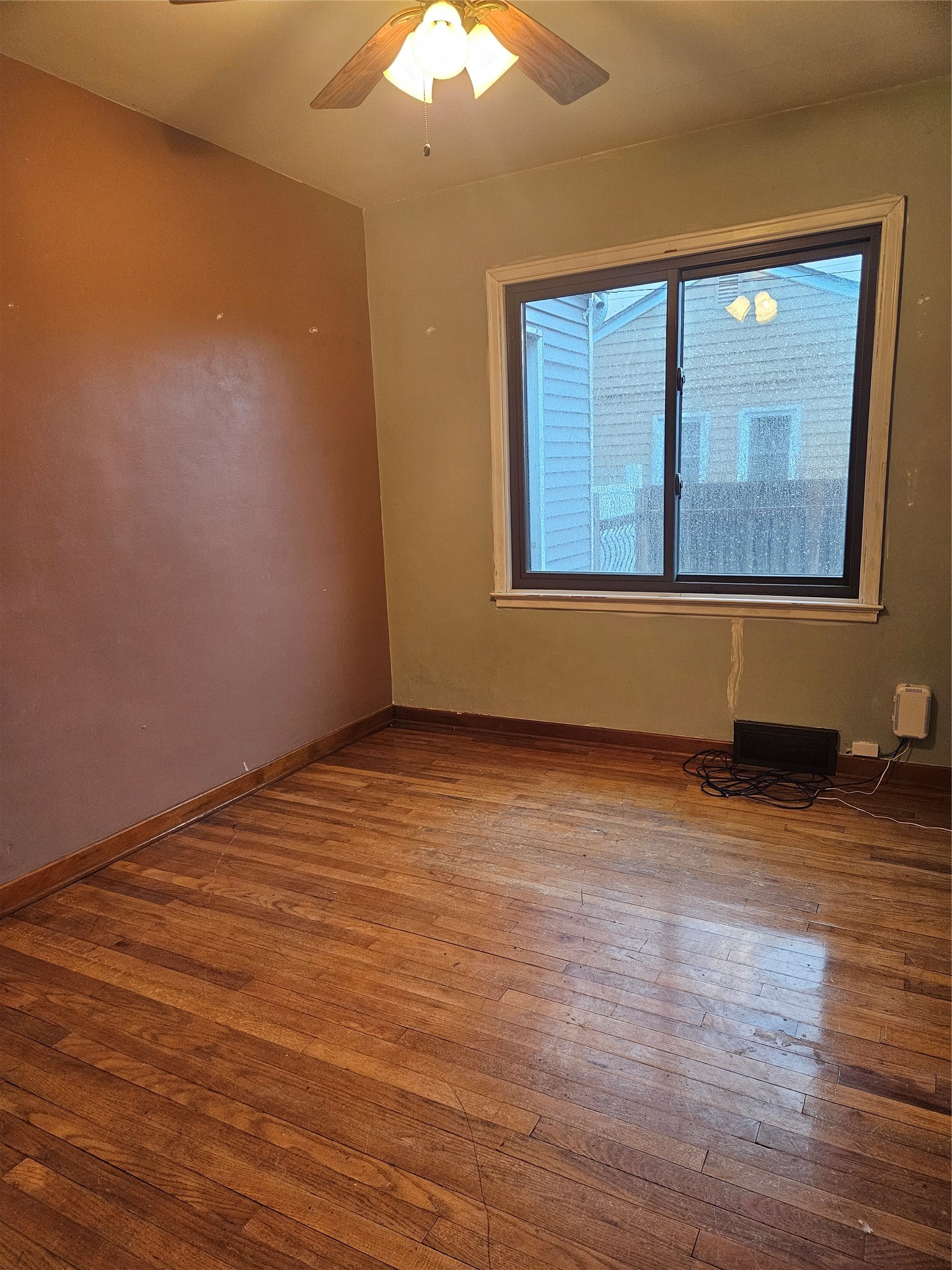 1202 W Desmont Drive