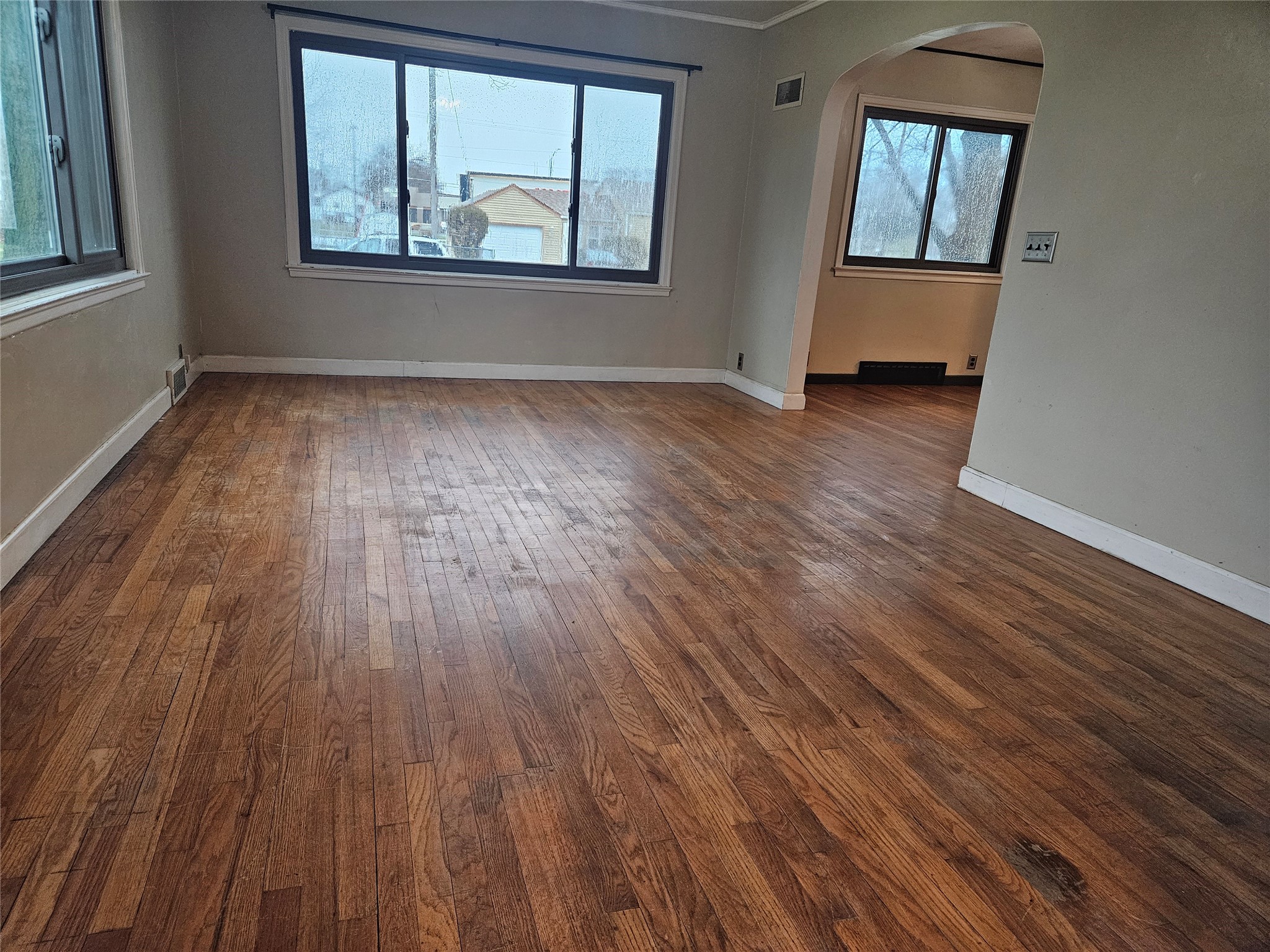 1202 W Desmont Drive