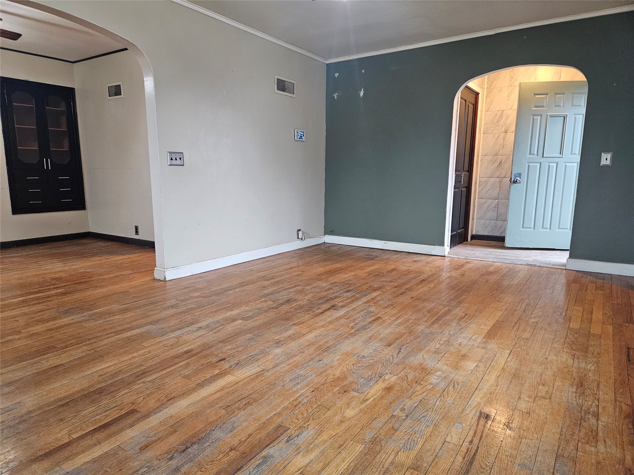 1202 W Desmont Drive