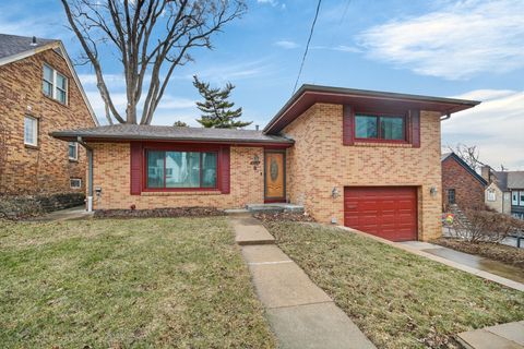 Homes For Sale - 6428 Elmcrest Drive<br/> Windsor Heights, IA 50324