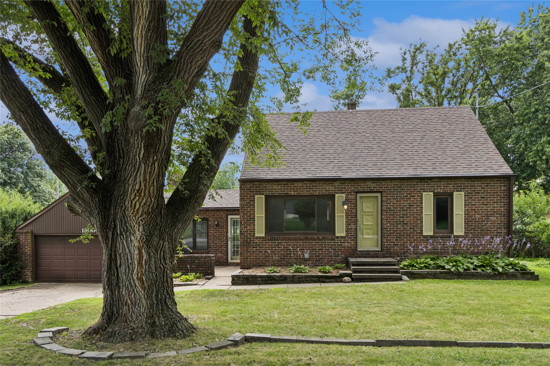 Photo 1 of 34 — 1900 NW 82nd Street, Clive, IA 50325