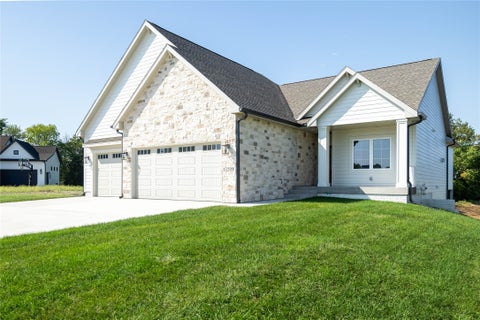 Homes For Sale - 17539 North Valley Drive<br/> Urbandale, IA 50322
