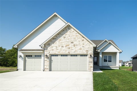 Homes For Sale - 17539 North Valley Drive<br/> Urbandale, IA 50322