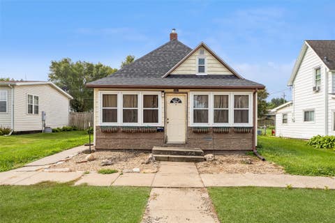 Homes For Sale - 121 W Spring Street<br/> Jasper County, Colfax, IA 50054