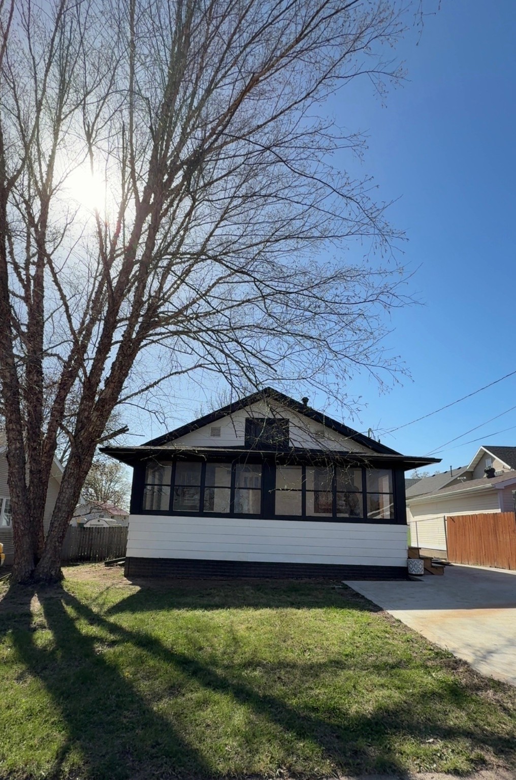 207 W 10th Street, Newton, Iowa image 1