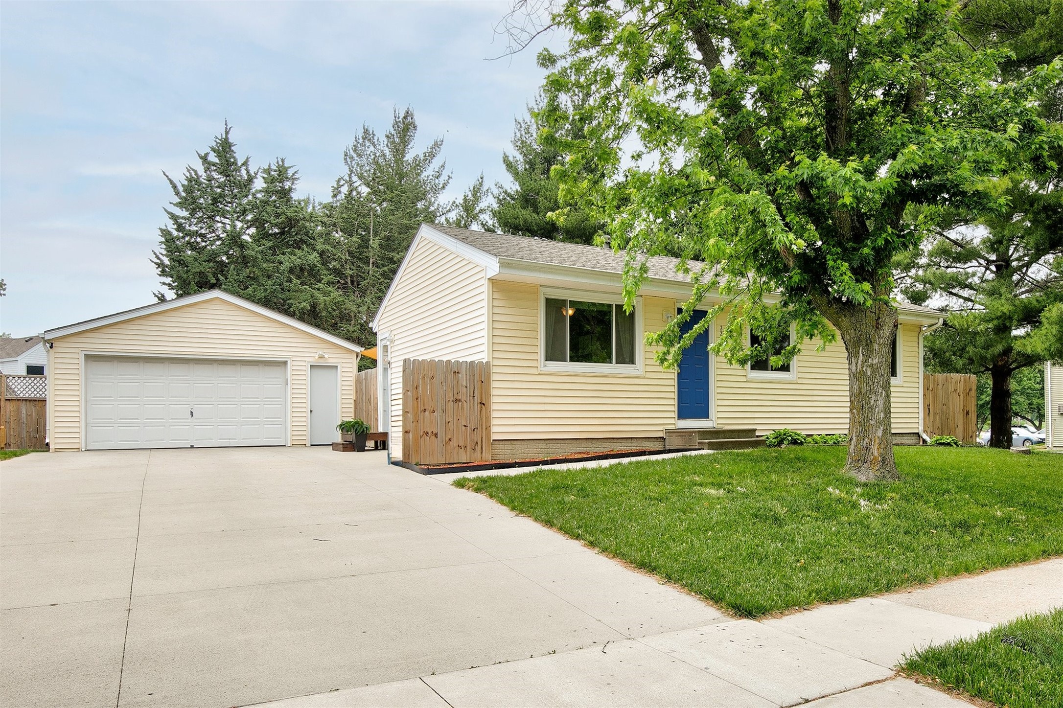 2223 E Rose Avenue, Des Moines, Iowa image 1