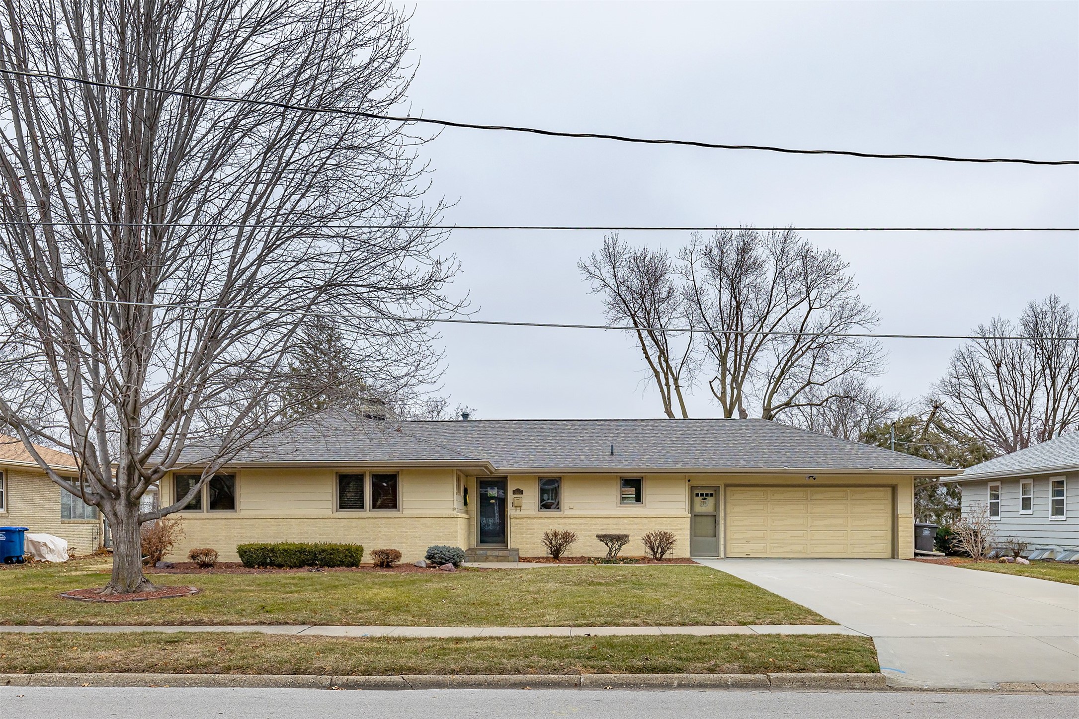 3827 Crestwood Road, Des Moines, Iowa image 1