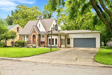 Homes For Sale - 2413 Raymond Drive<br/> Des Moines, IA 50310