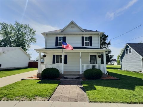 Homes For Sale - 325 NW Lynn Avenue<br/> Earlham, IA 50072