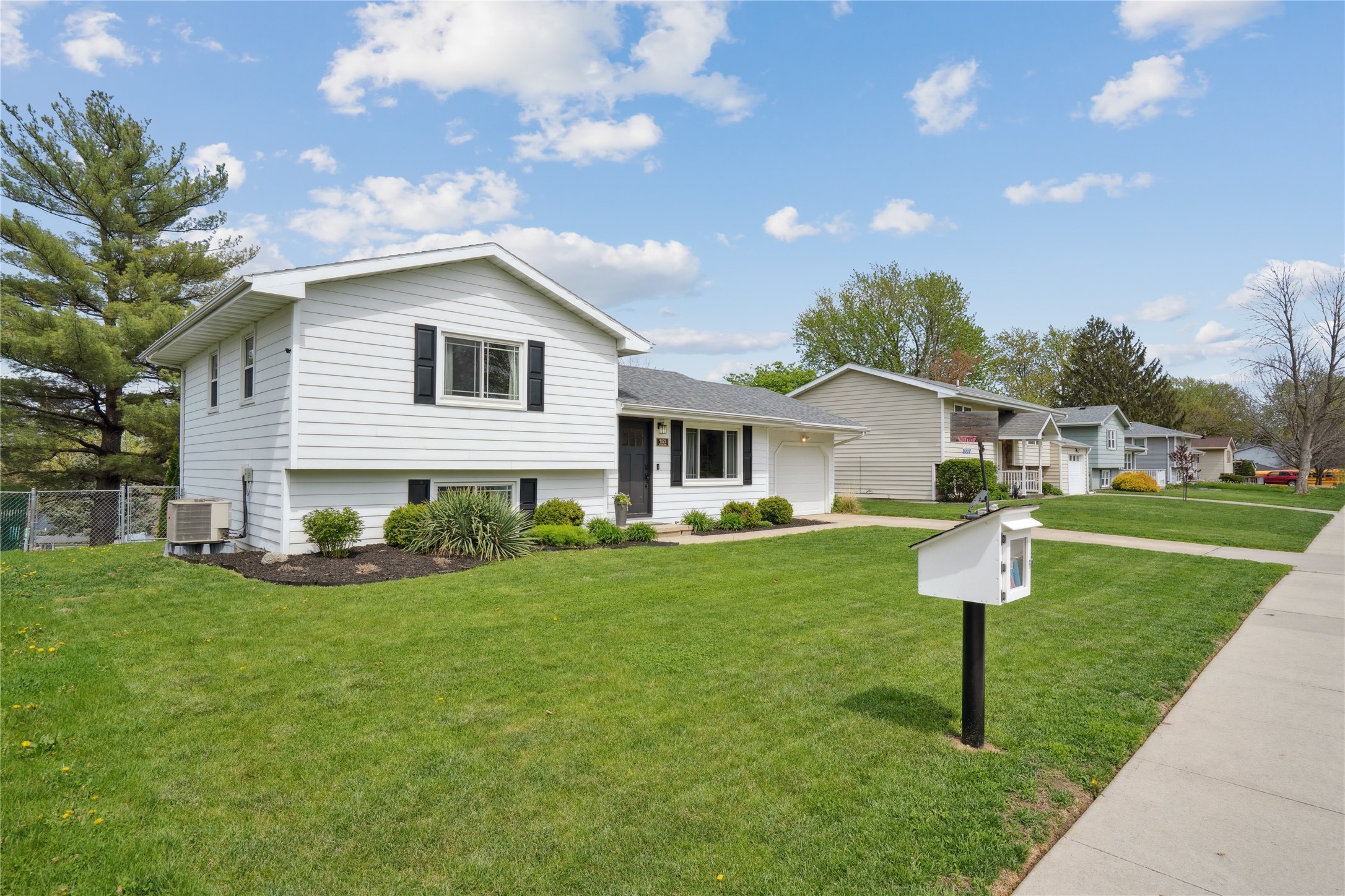 6903 Oliver Smith Drive, Urbandale, Iowa image 3