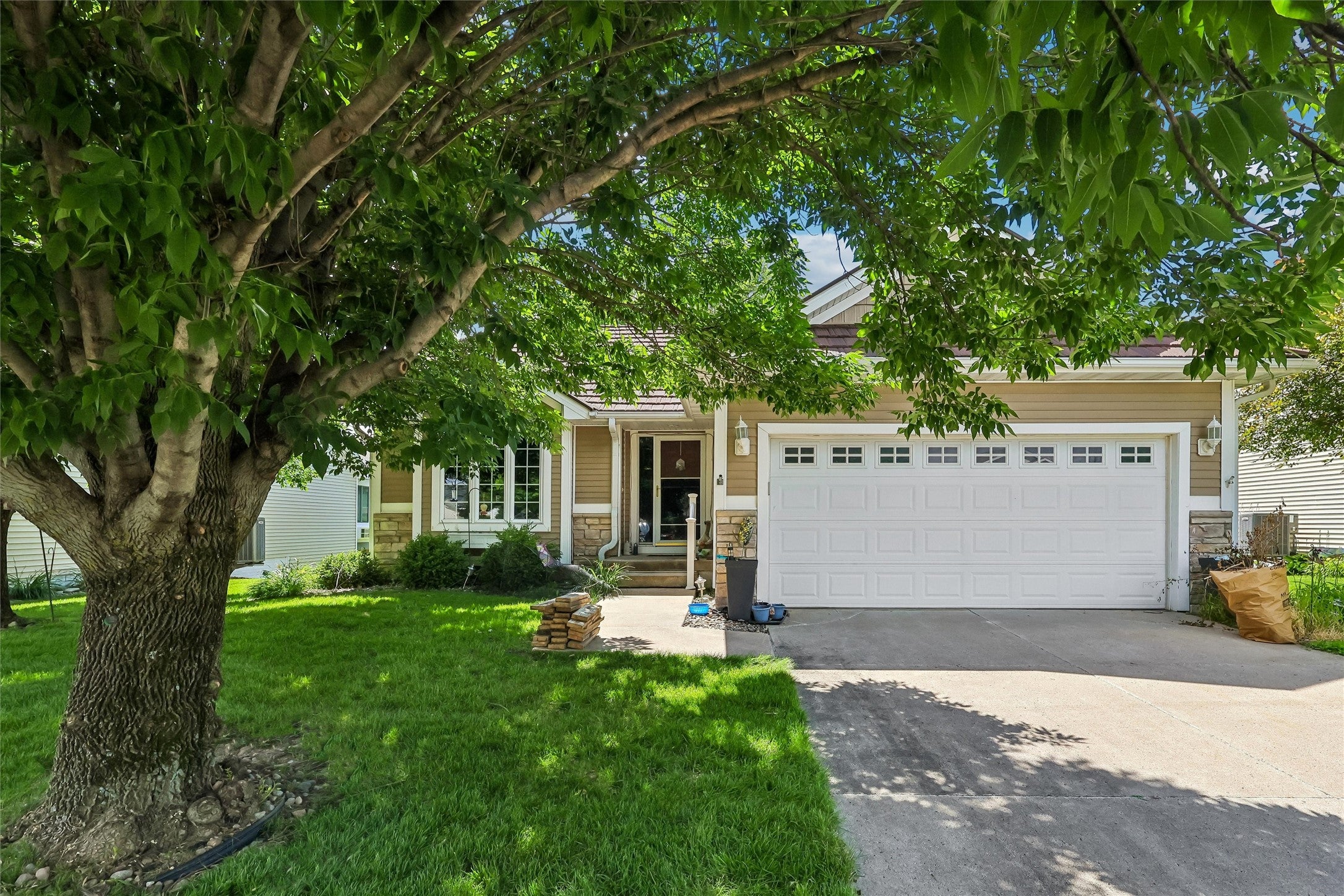 Photo 1 of 29 — 5704 NW 93rd Street, Johnston, IA 50131