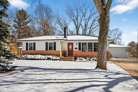 Homes For Sale - 1429 17th Street<br/> West Des Moines, IA 50265