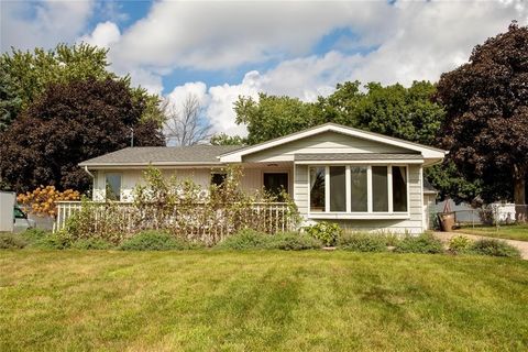 Homes For Sale - 4824 Hillcrest Drive<br/> Pleasant Hill, IA 50327