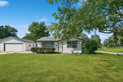 Homes For Sale - 2928 E 40th Street<br/> Des Moines, IA 50317