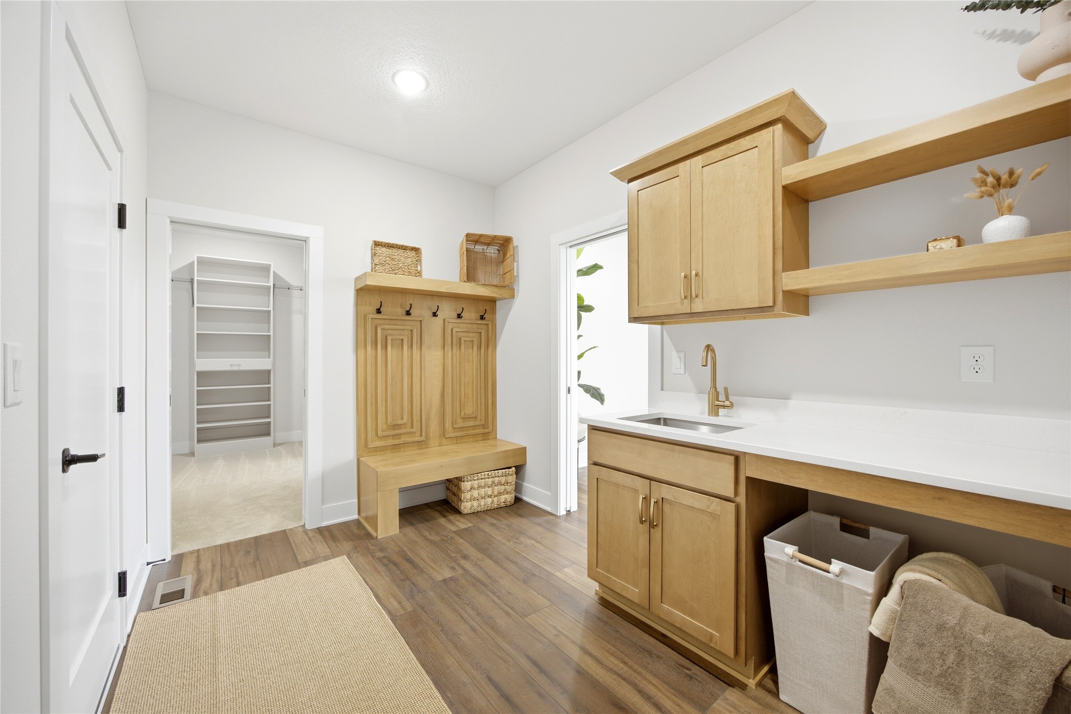 Urbandale, Iowa, 50263, United States, 4 Bedrooms Bedrooms, ,3 BathroomsBathrooms,Residential,Active,2030106