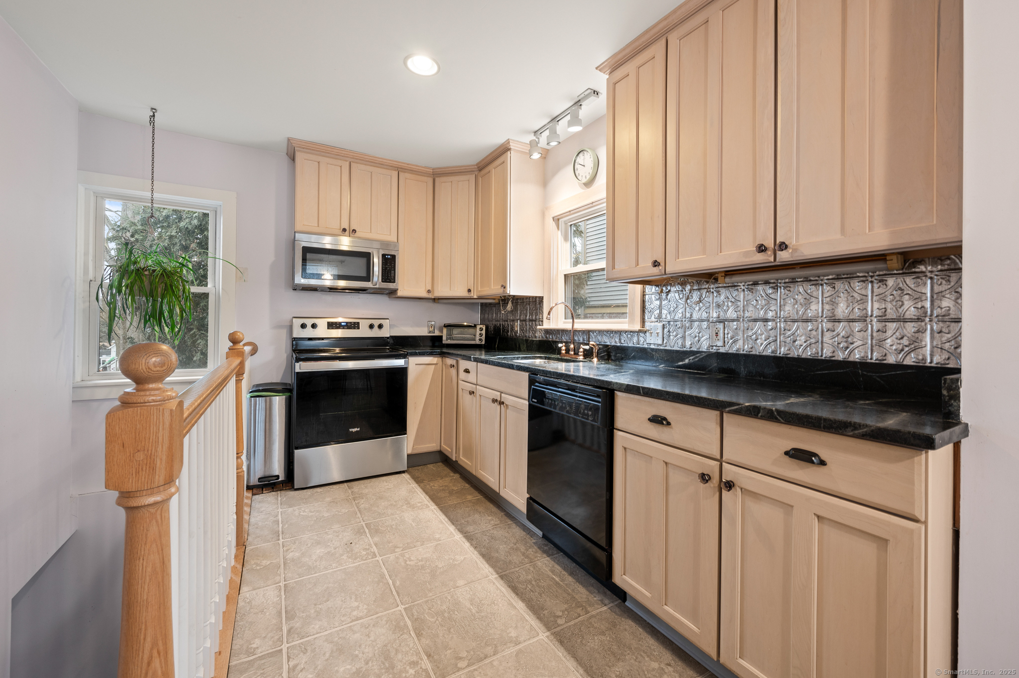 Windham, Connecticut 06226, United States, 3 Bedrooms Bedrooms, ,2 BathroomsBathrooms,Residential,Pending,21921