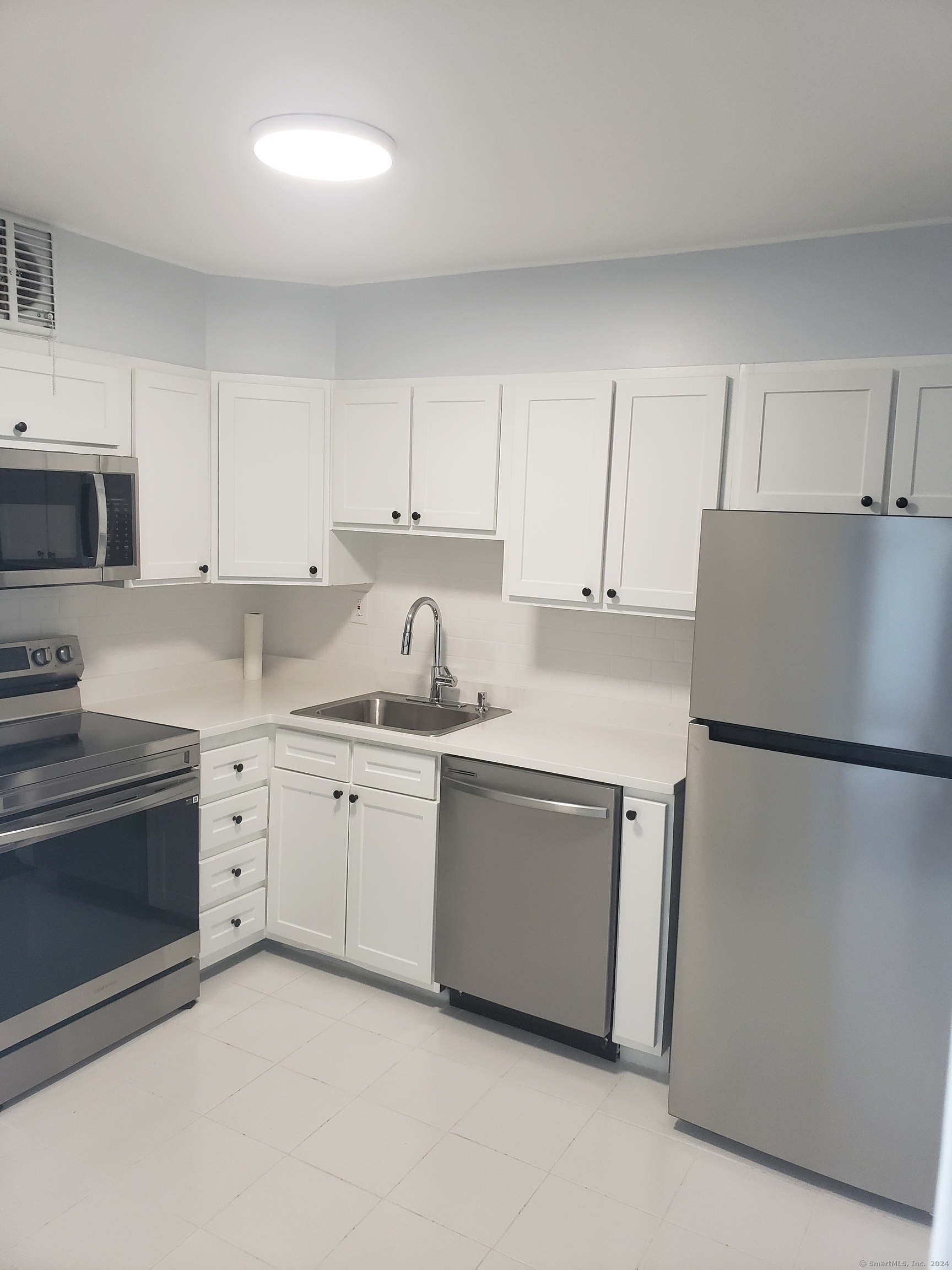 Rental Property at Cartright Street 8A, Bridgeport, Connecticut - Bedrooms: 1 
Bathrooms: 1 
Rooms: 3  - $1,900 MO.