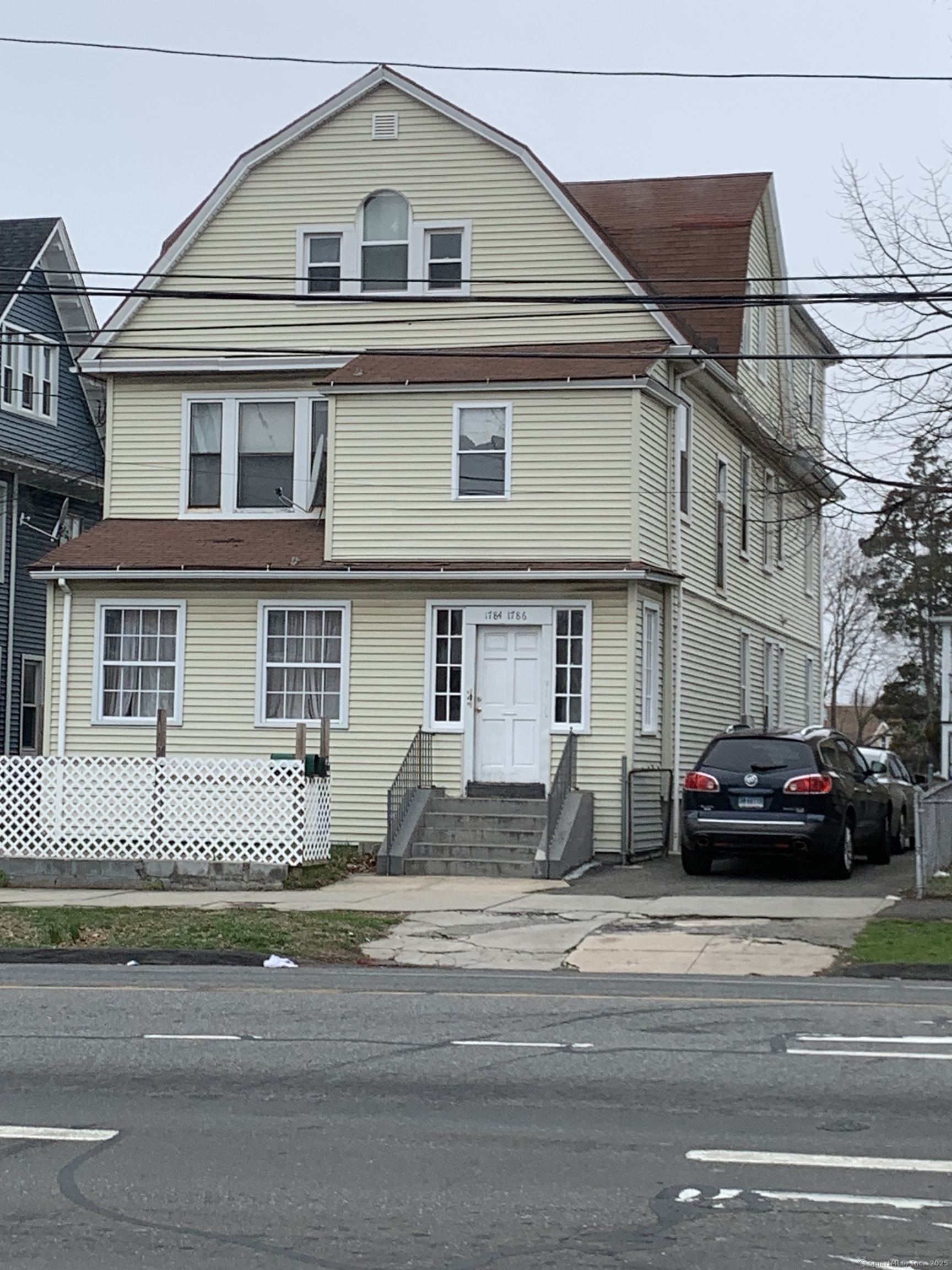 North Avenue, Bridgeport, Connecticut - 8 Bedrooms  
4 Bathrooms  
16 Rooms - 