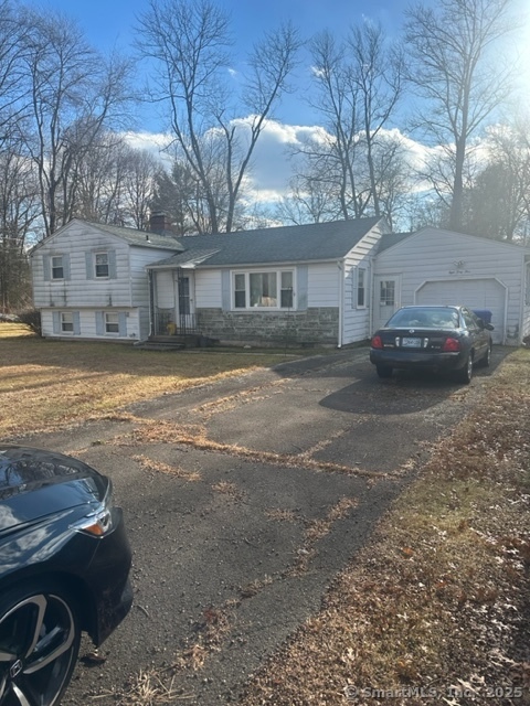 Overhill Drive, Suffield, Connecticut - 3 Bedrooms  
1 Bathrooms  
7 Rooms - 