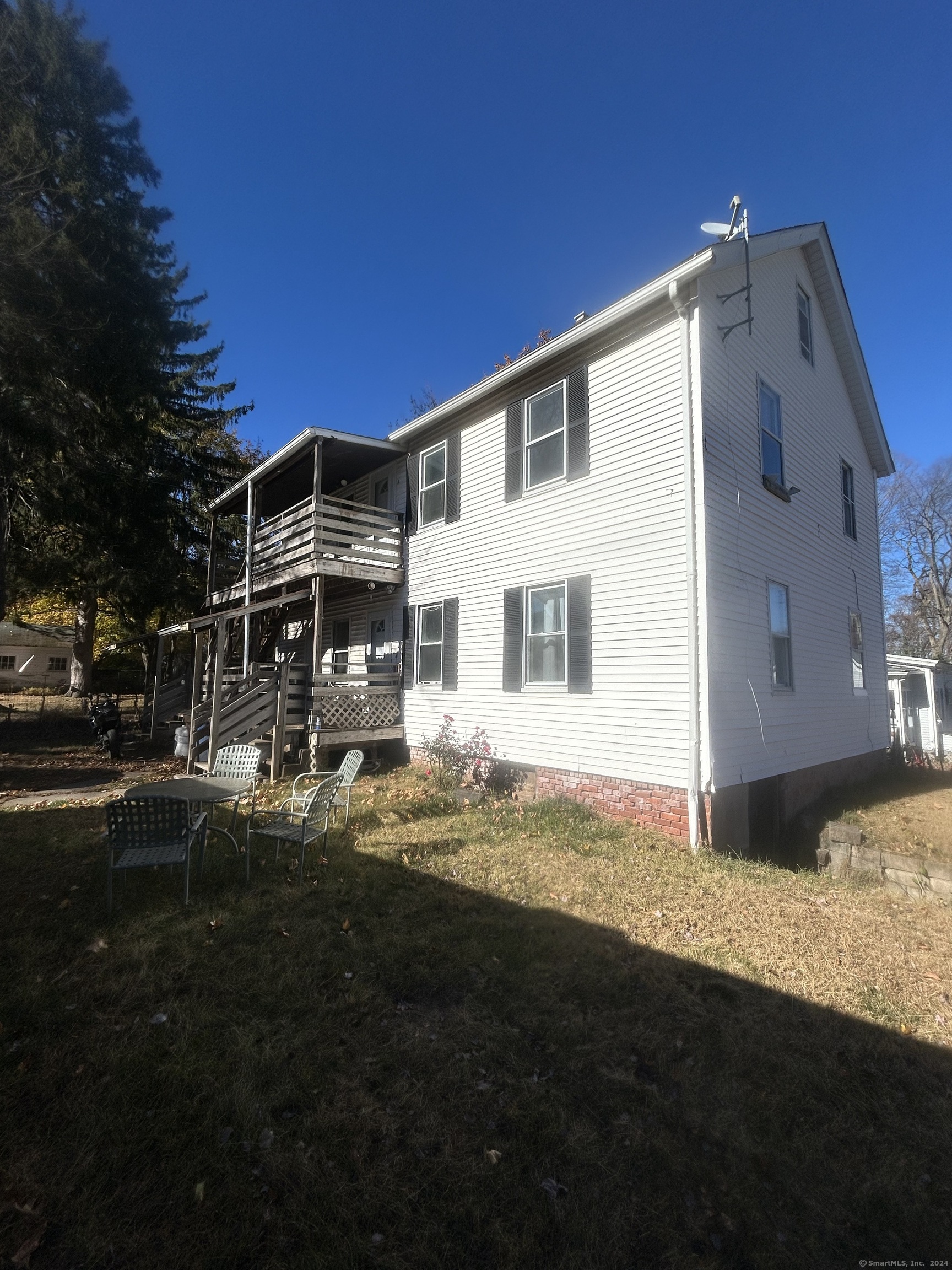 Spring Street, Vernon, Connecticut - 3 Bedrooms  
1 Bathrooms  
6 Rooms - 