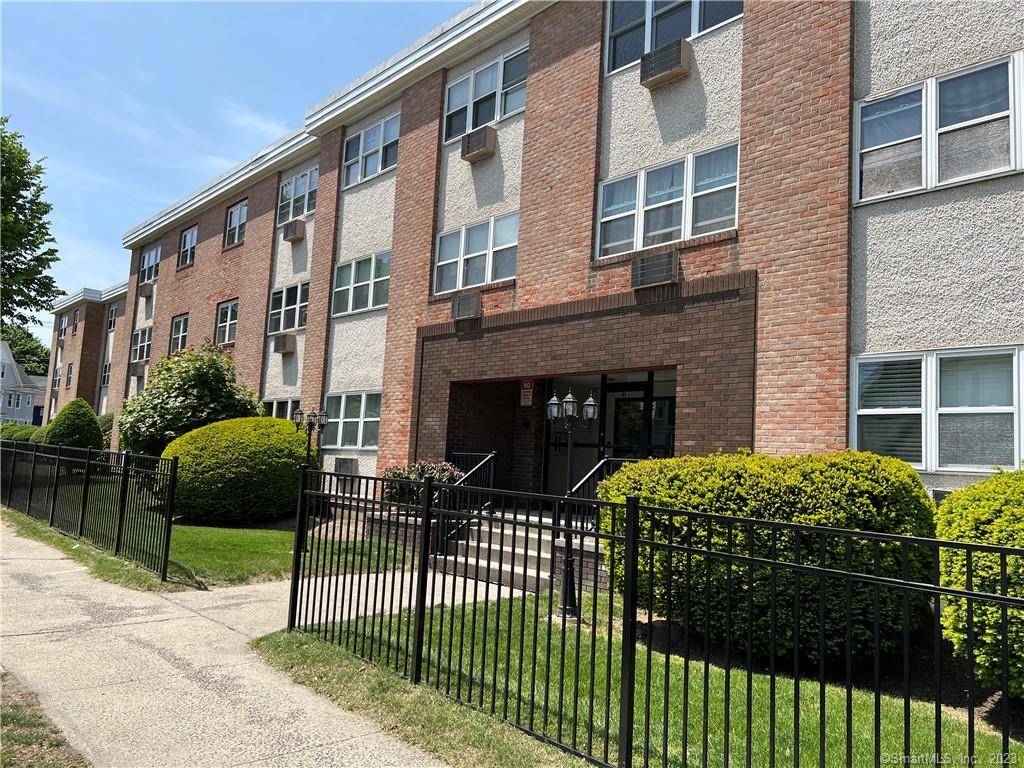 Rental Property at 45 Monroe Street B5, Bridgeport, Connecticut - Bedrooms: 1 
Bathrooms: 1 
Rooms: 4  - $1,700 MO.