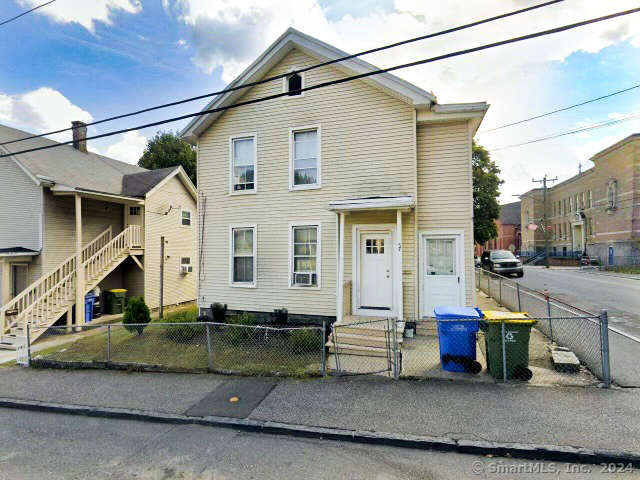 Green Street, Waterbury, Connecticut - 4 Bedrooms  
2 Bathrooms  
8 Rooms - 