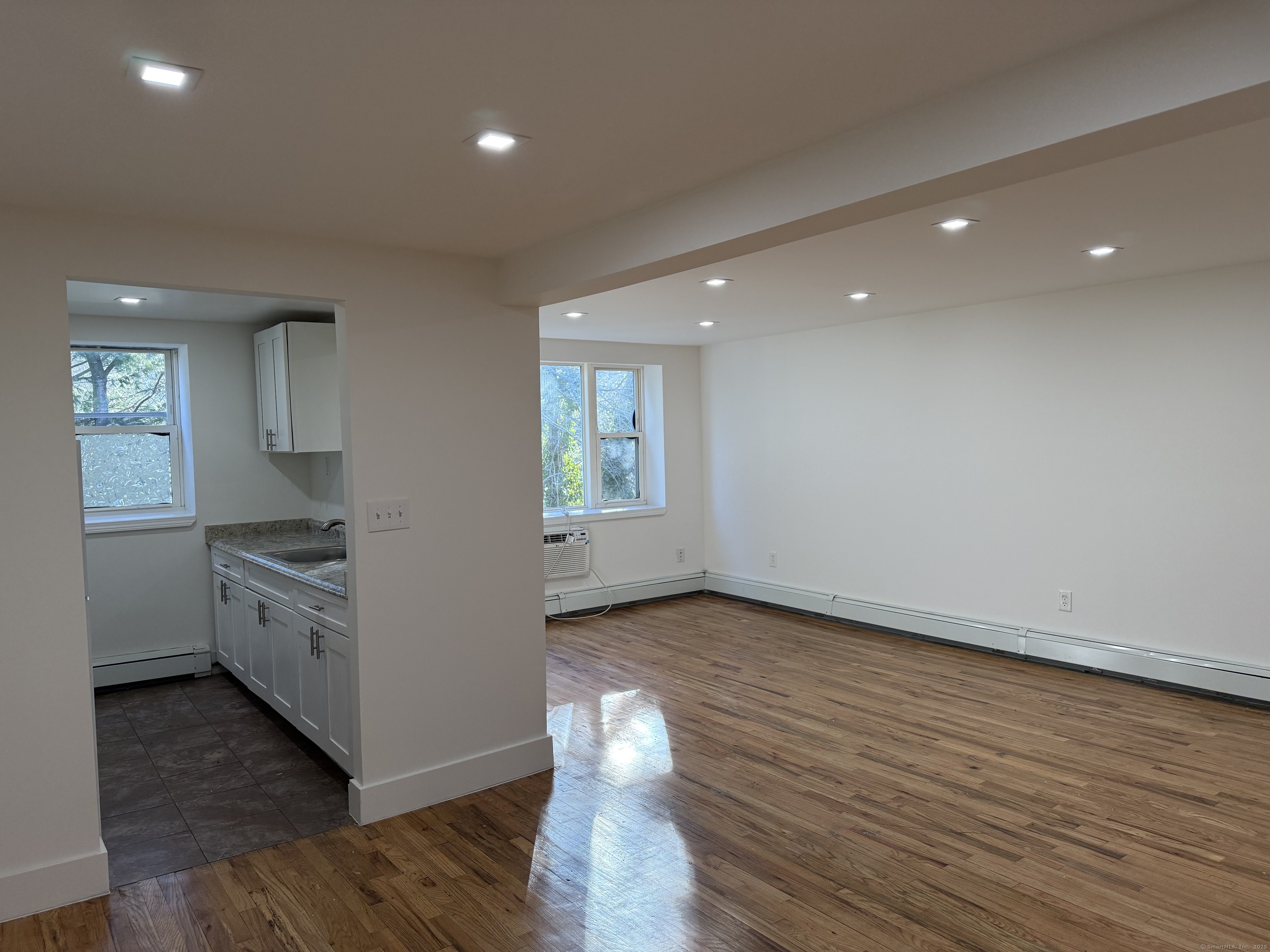 Farmington Avenue 4K, New London, Connecticut - 1 Bedrooms  
1 Bathrooms  
4 Rooms - 