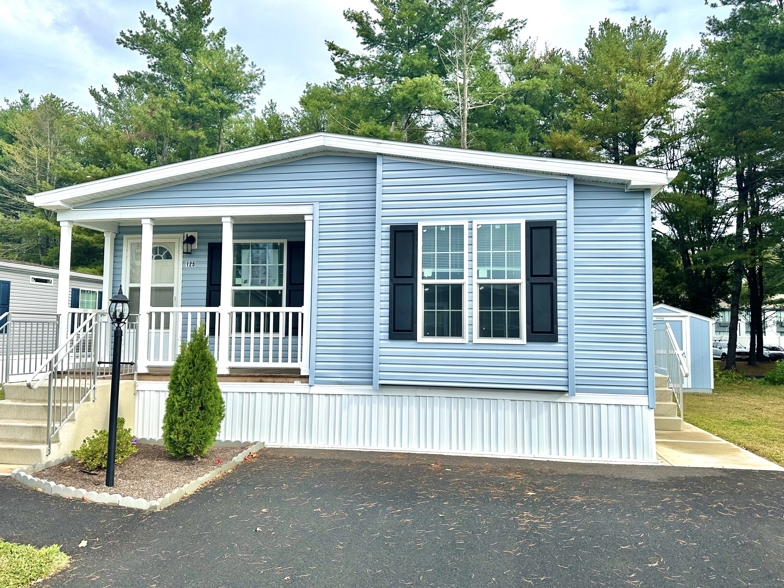 Fair Acres Circle, Stonington, Connecticut - 3 Bedrooms  
2 Bathrooms  
5 Rooms - 