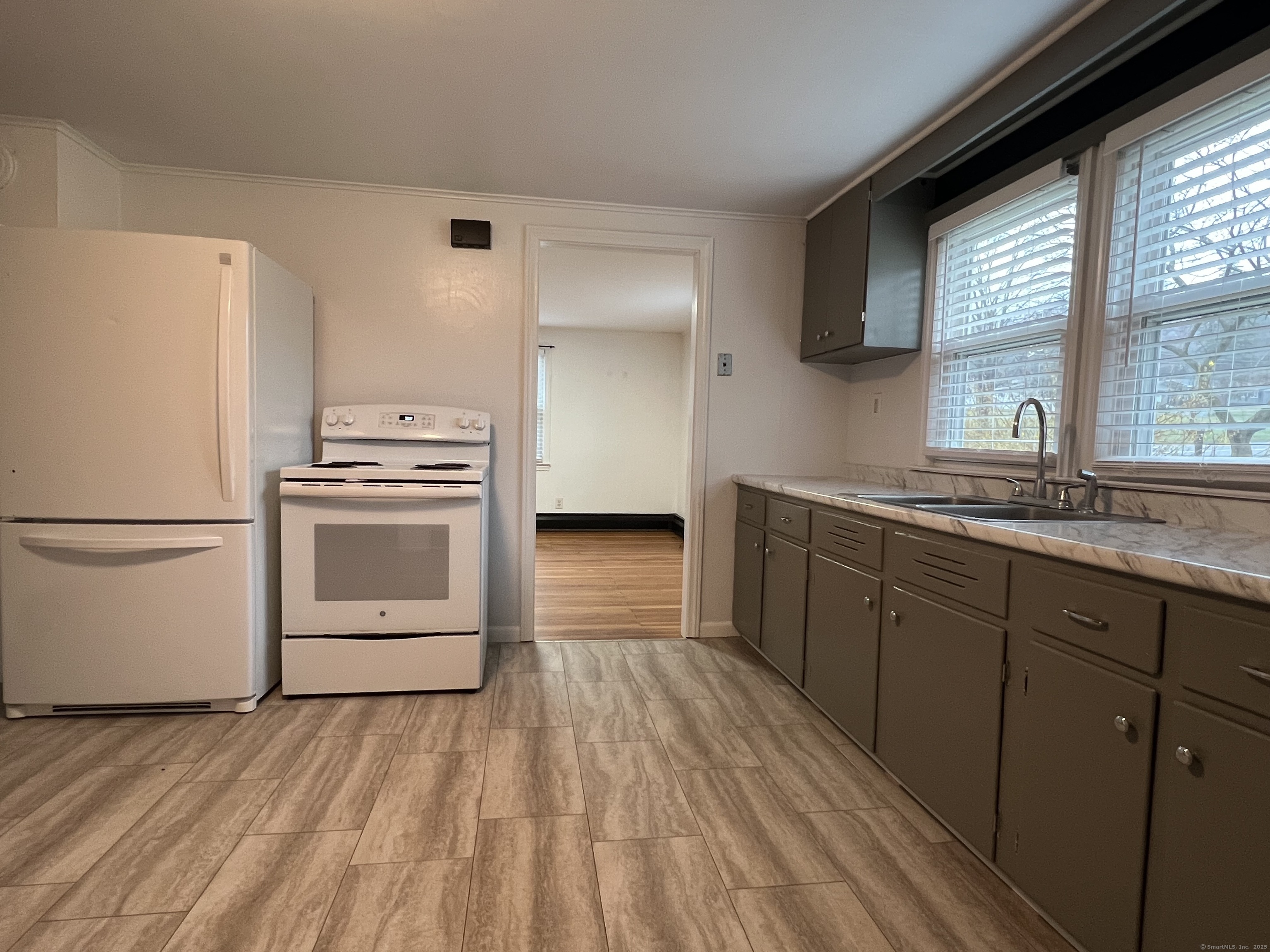 Rental Property at Meriden Avenue, Southington, Connecticut - Bedrooms: 2 
Bathrooms: 1 
Rooms: 5  - $1,900 MO.