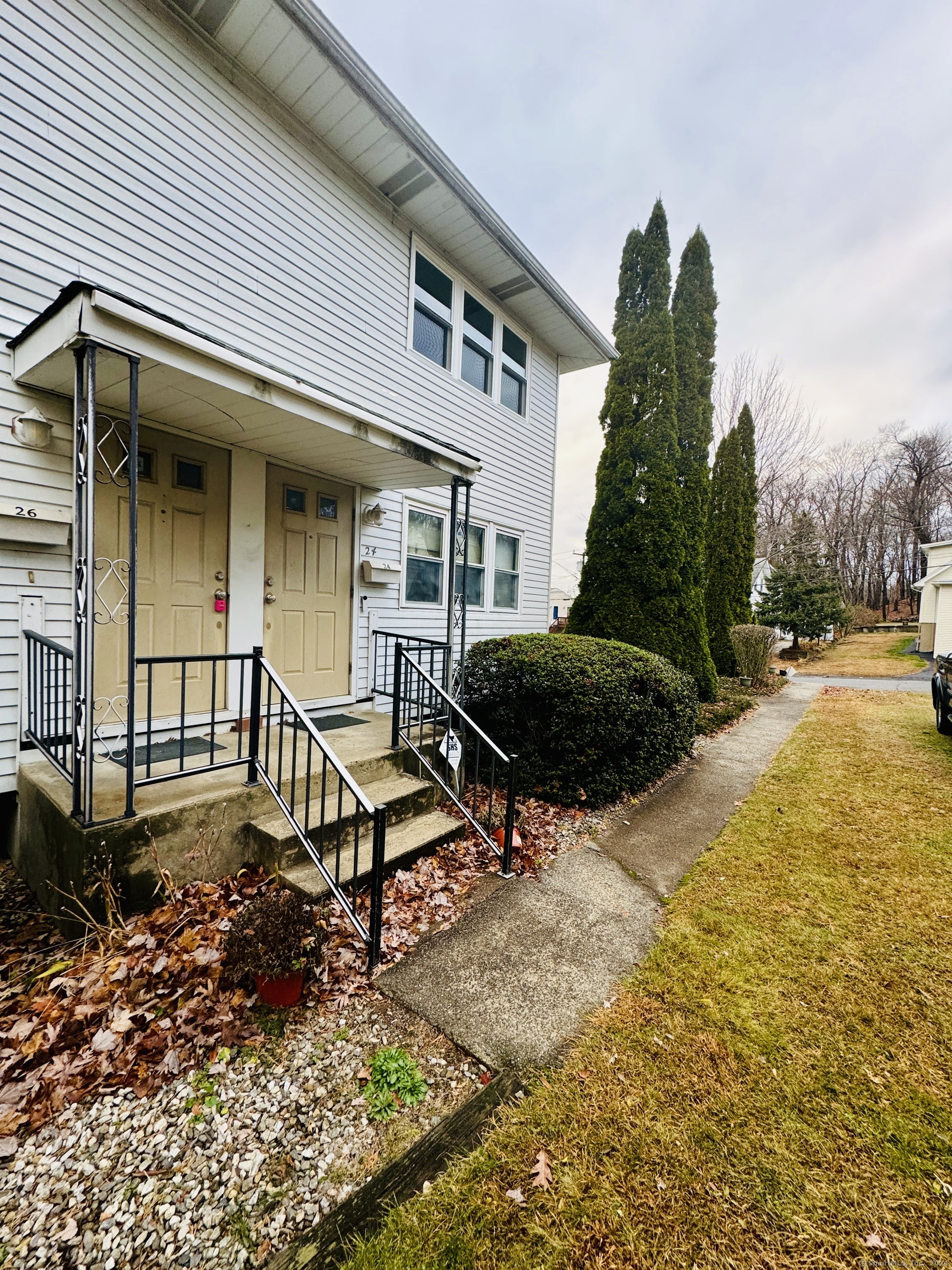 24 Cedar Avenue, Waterbury, Connecticut - 3 Bedrooms  
2 Bathrooms  
6 Rooms - 