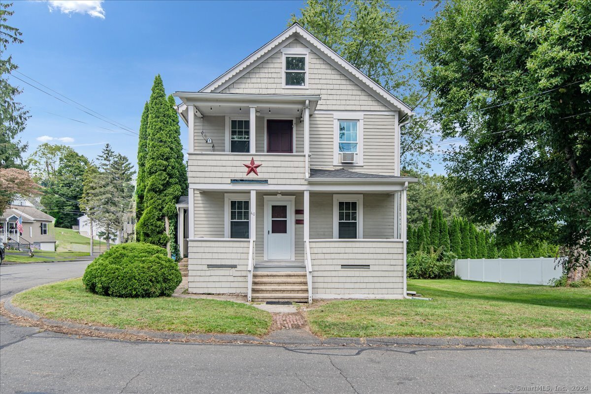 40 West Street 2, Shelton, Connecticut - 2 Bedrooms  
1 Bathrooms  
5 Rooms - 