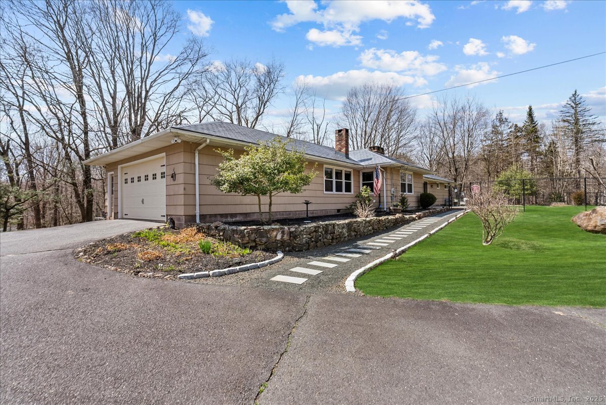 Coleman Road, Cheshire, Connecticut - 5 Bedrooms  
3 Bathrooms  
9 Rooms - 