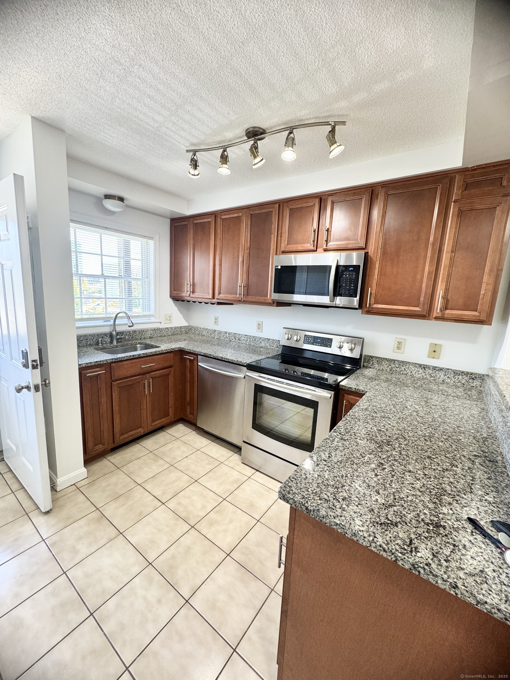 Rental Property at Washington Boulevard Apt 3, Stamford, Connecticut - Bedrooms: 2 
Bathrooms: 1 
Rooms: 4  - $2,800 MO.
