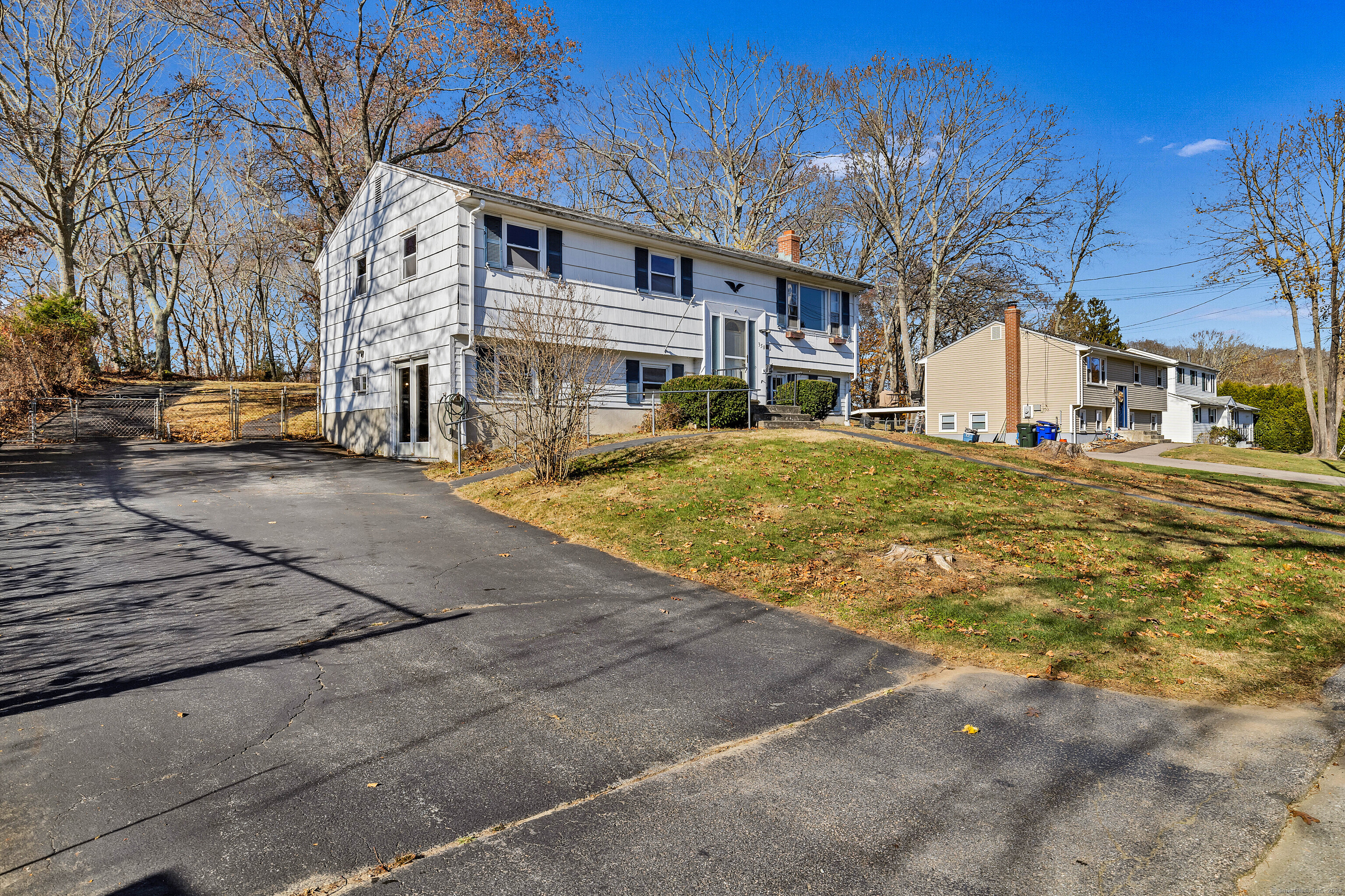 350 Ring Drive, Groton, Connecticut - 3 Bedrooms  
2 Bathrooms  
9 Rooms - 