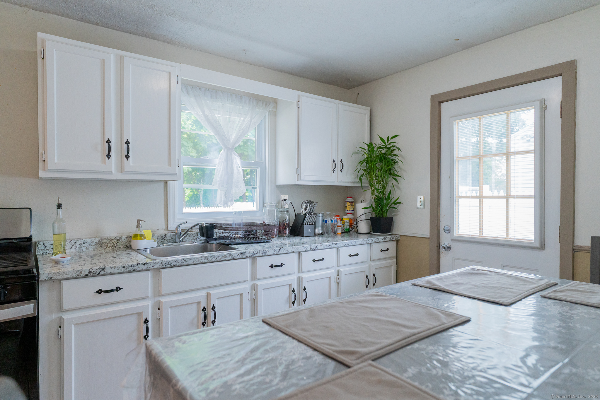 West Hartford, Connecticut 06110, United States, 4 Bedrooms Bedrooms, ,2 BathroomsBathrooms,Residential,Pending,145678