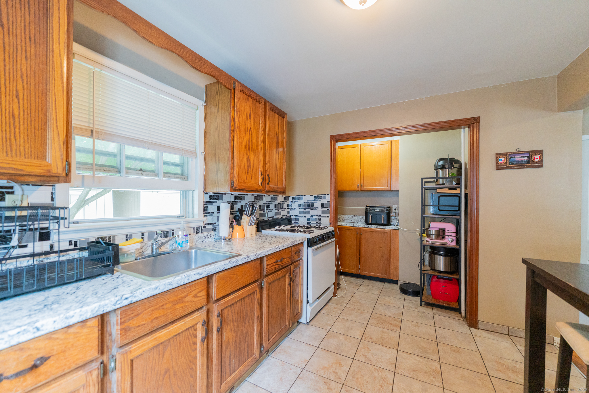 West Hartford, Connecticut 06110, United States, 4 Bedrooms Bedrooms, ,2 BathroomsBathrooms,Residential,Pending,145678