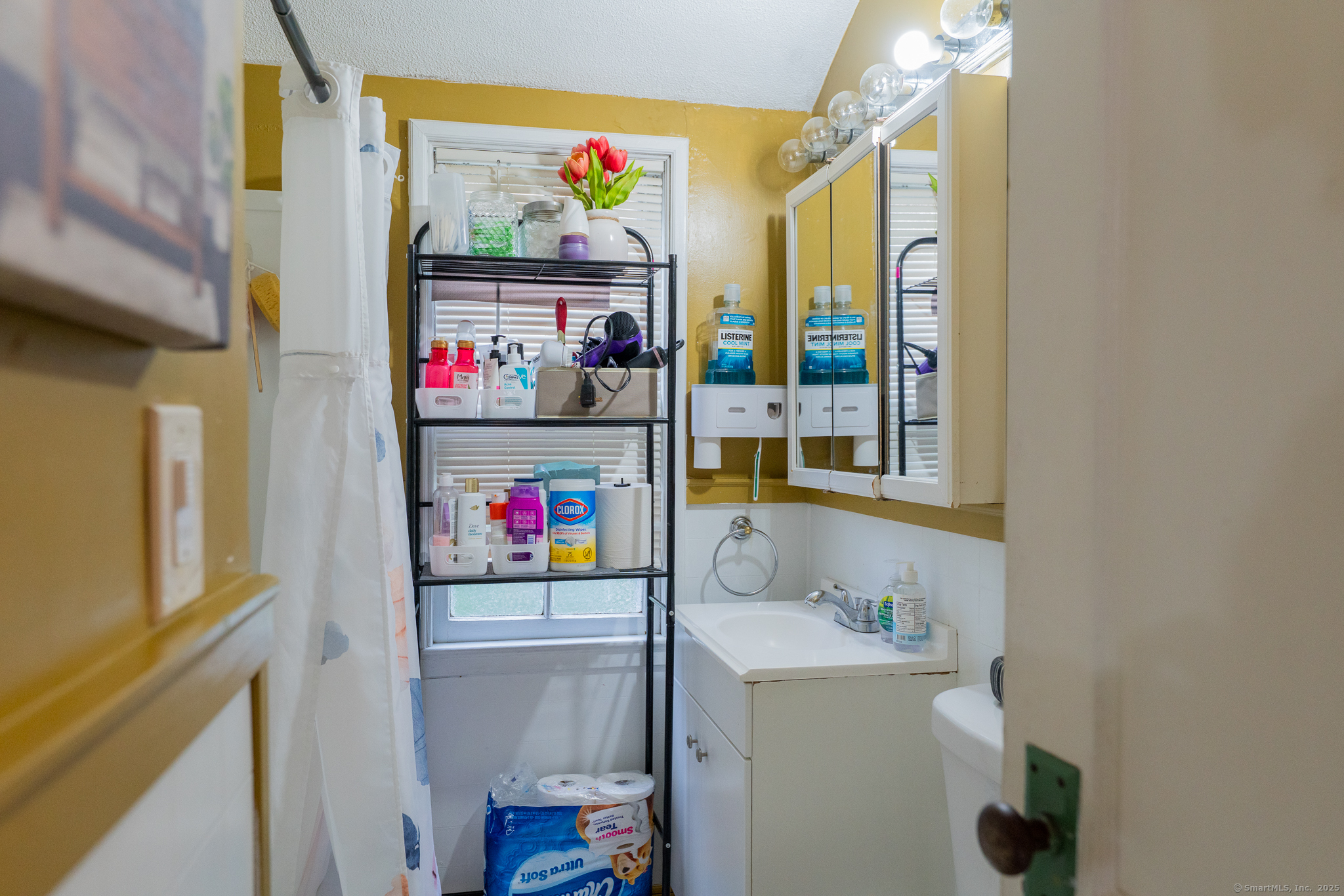 West Hartford, Connecticut 06110, United States, 4 Bedrooms Bedrooms, ,2 BathroomsBathrooms,Residential,Pending,145678