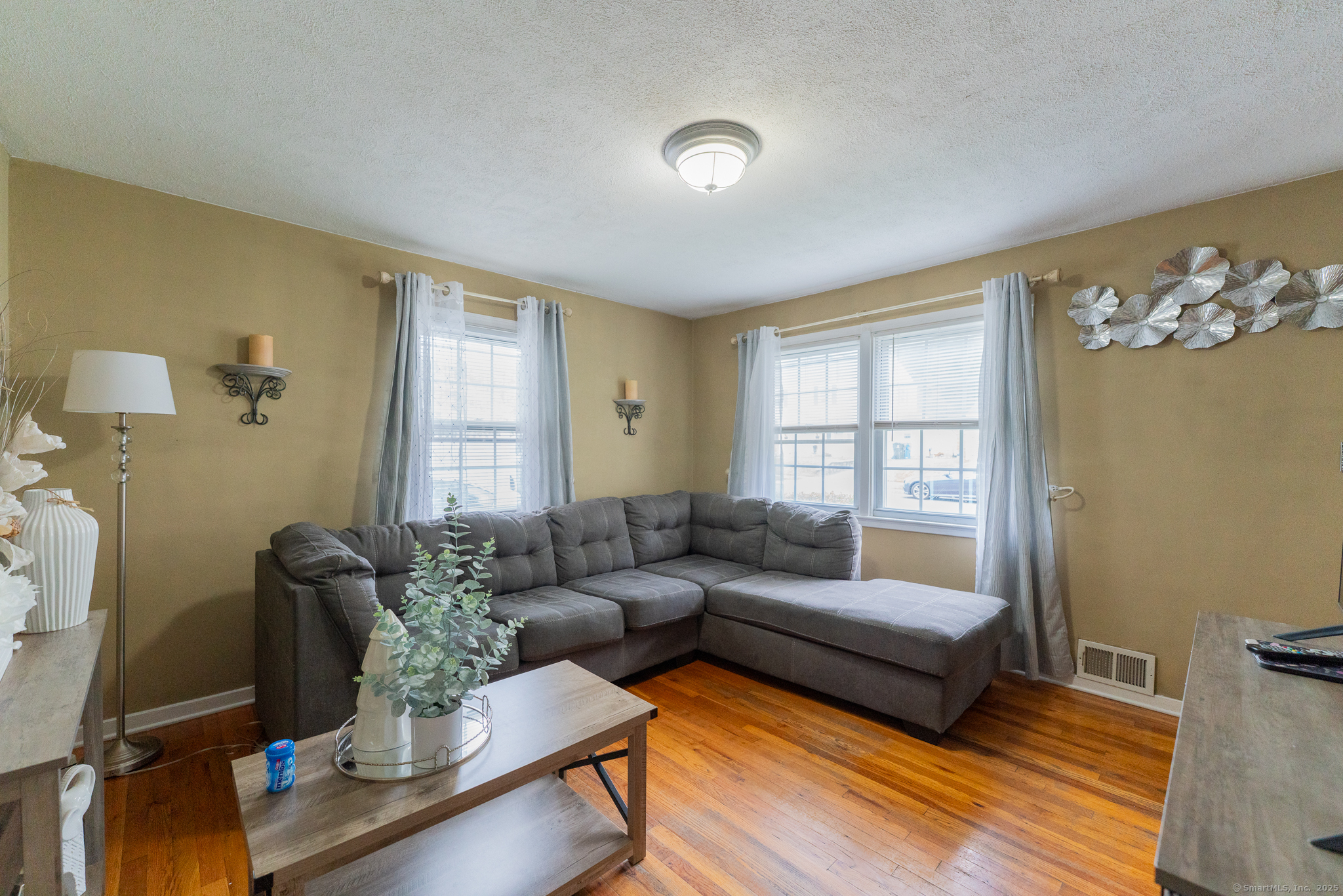 West Hartford, Connecticut 06110, United States, 4 Bedrooms Bedrooms, ,2 BathroomsBathrooms,Residential,Pending,145678