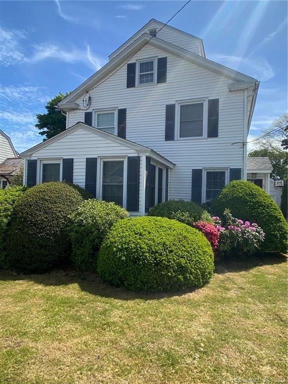 31 Woodlawn Avenue, Madison, Connecticut - 4 Bedrooms  
3 Bathrooms  
9 Rooms - 
