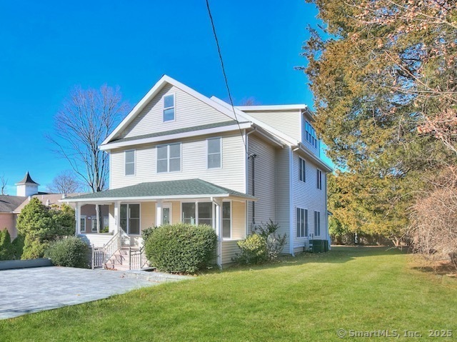 Kings Highway, Fairfield, Connecticut - 3 Bedrooms  
3.5 Bathrooms  
10 Rooms - 