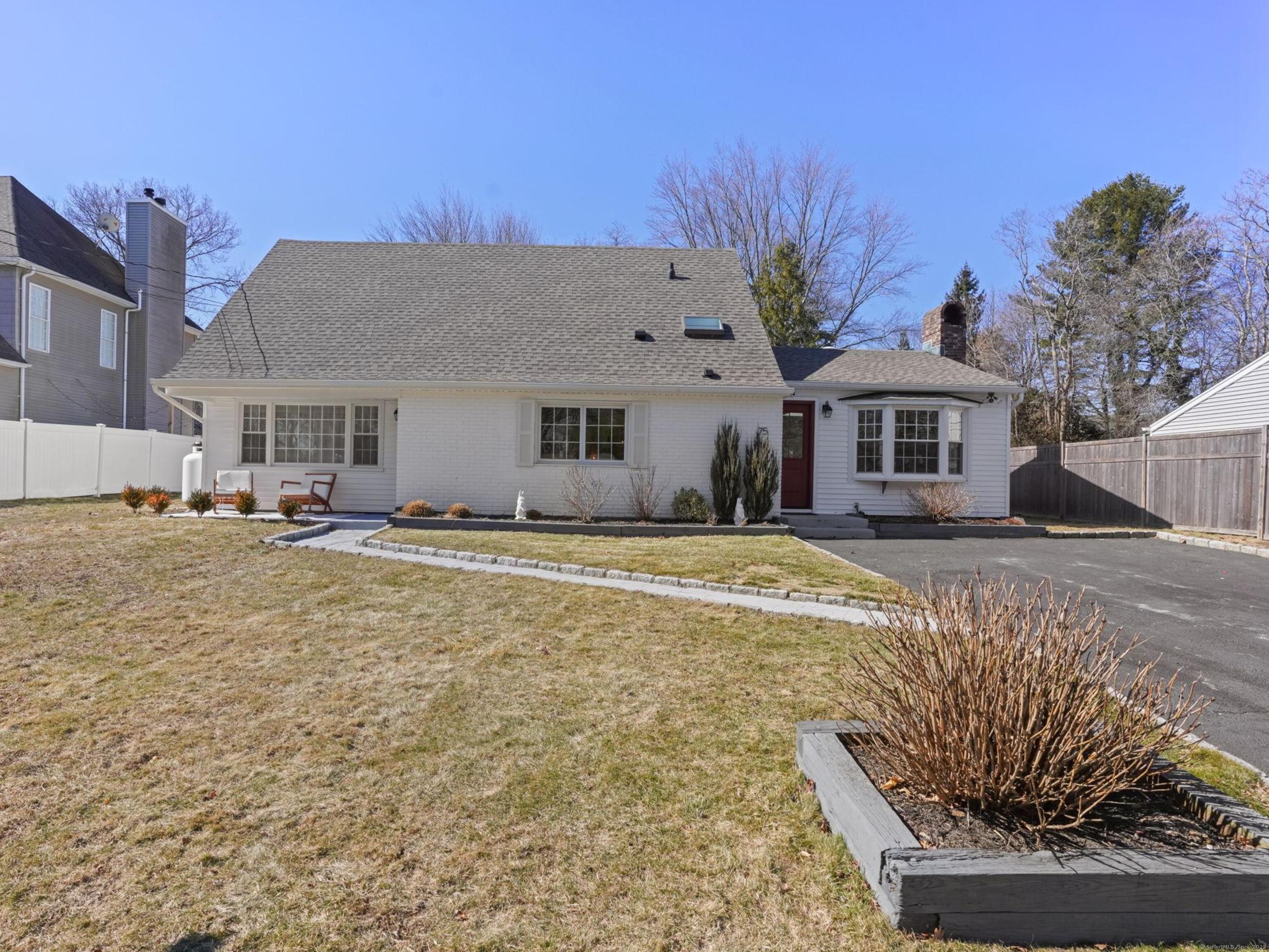 Harvester Road, Fairfield, Connecticut - 4 Bedrooms  
2 Bathrooms  
8 Rooms - 