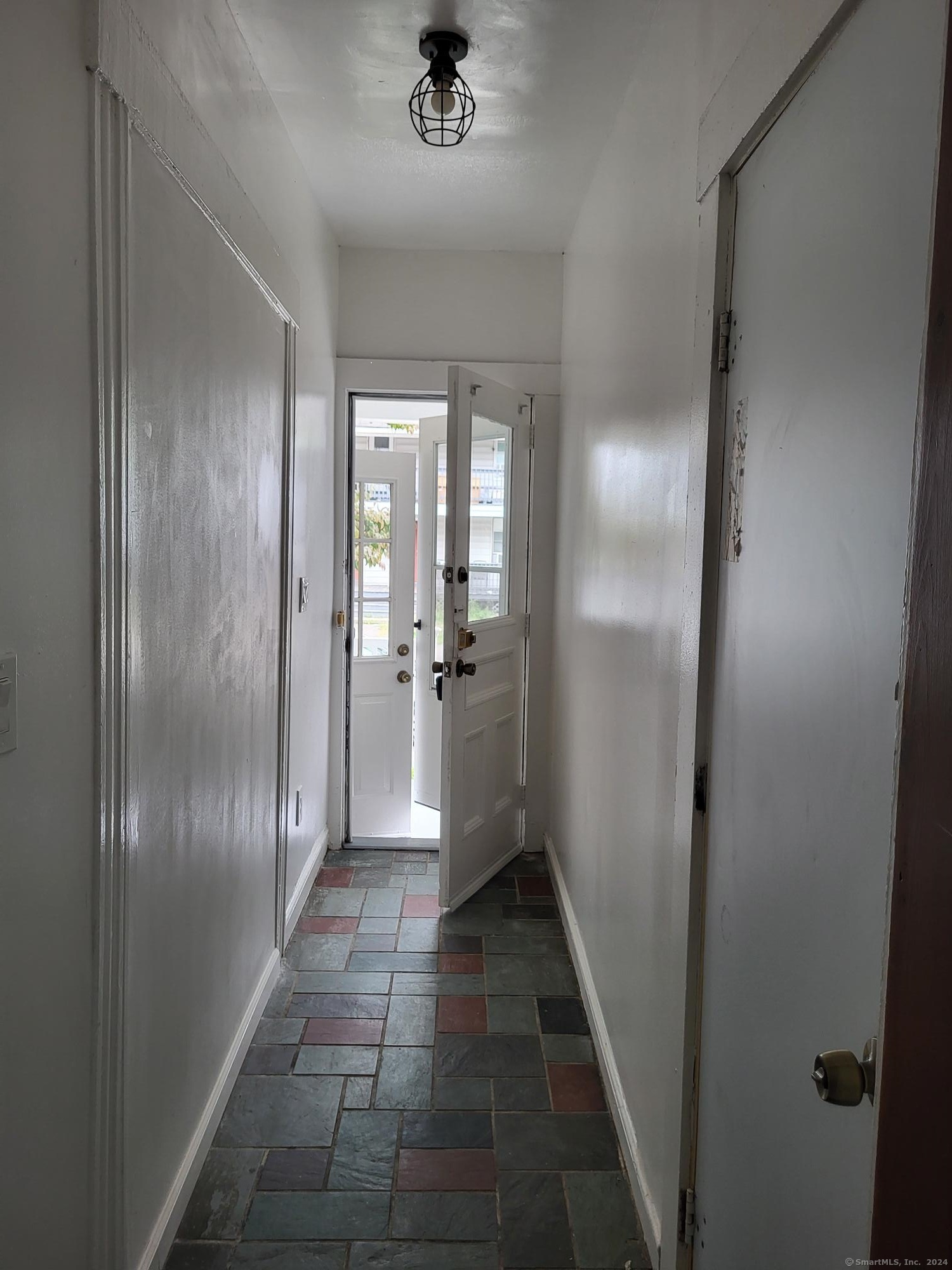 Parrott Avenue 1, Bridgeport, Connecticut - 3 Bedrooms  
1 Bathrooms  
6 Rooms - 